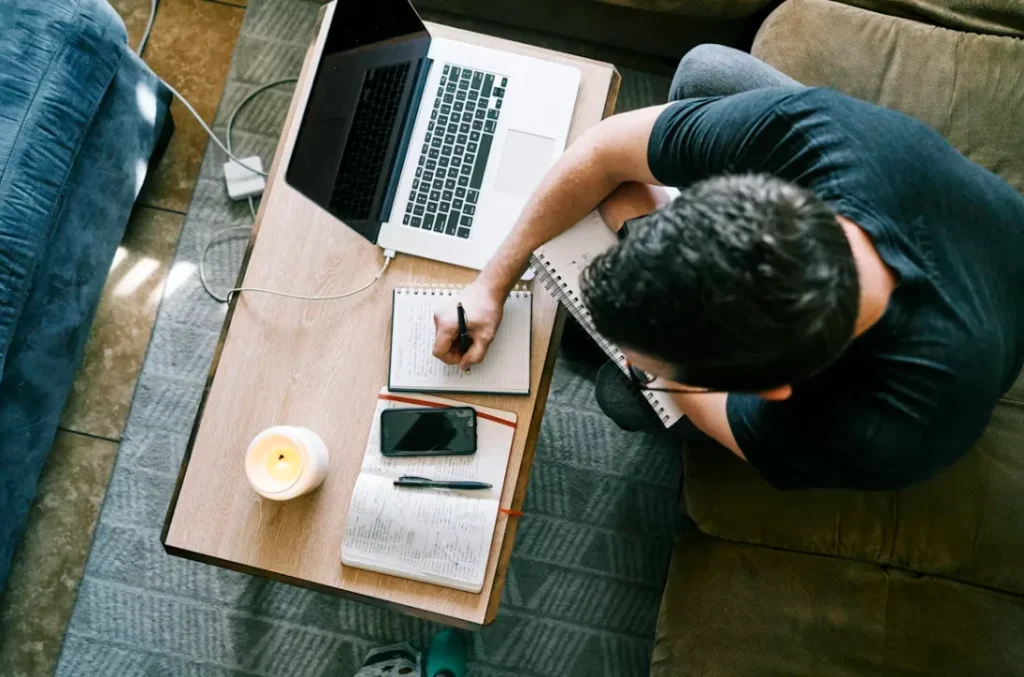 Smart working, nuove regole in vigore da martedì 7 aprile: l’informativa, gli obblighi delle aziende e le possibili sanzioni